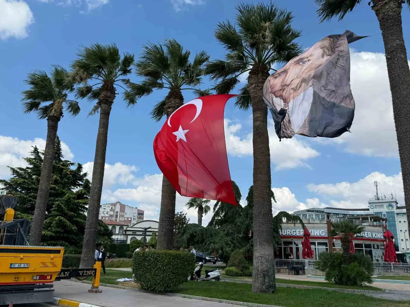 Balıkesir’de Türk bayrağının yanına Cumhurbaşkanı Erdoğan’ın fotoğrafının asılmamasına tepki