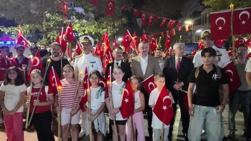 Zafer Bayramı’nda İzmit sokakları fener alayıyla aydınlandı