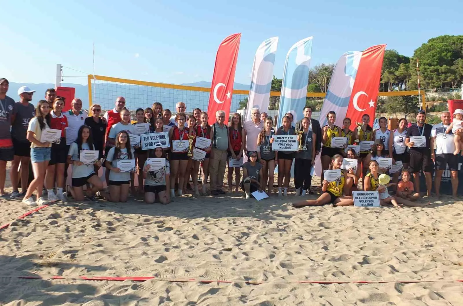 Burhaniye’ de plaj voleybolu heyecanı yaşandı