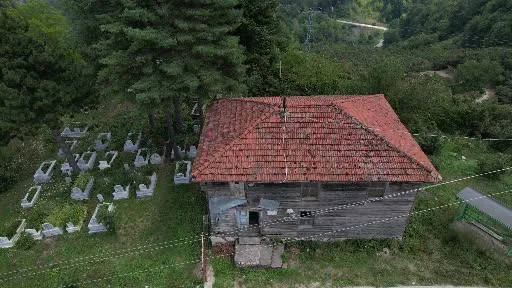 Saman ve toprak sıvalı, el boyaması 78 yıllık ahşap cami zamana yenik düşüyor