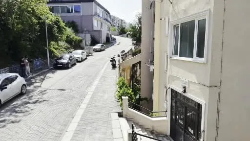 Şile’de üstünden yol geçen bina görenleri şaşkına çeviriyor