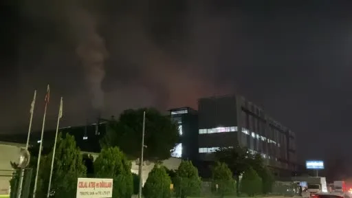 Tekstil fabrikasının çatısında yangın paniği