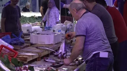 Denizlerde sezon açıldı, tezgahlar palamut ve hamsiyle doldu