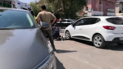 İki otomobil ile çarpışan motosiklet sürücüsü yaralandı