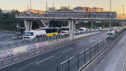 Beyoğlu’nda arızalanan tanker E5’te trafiği kilitledi