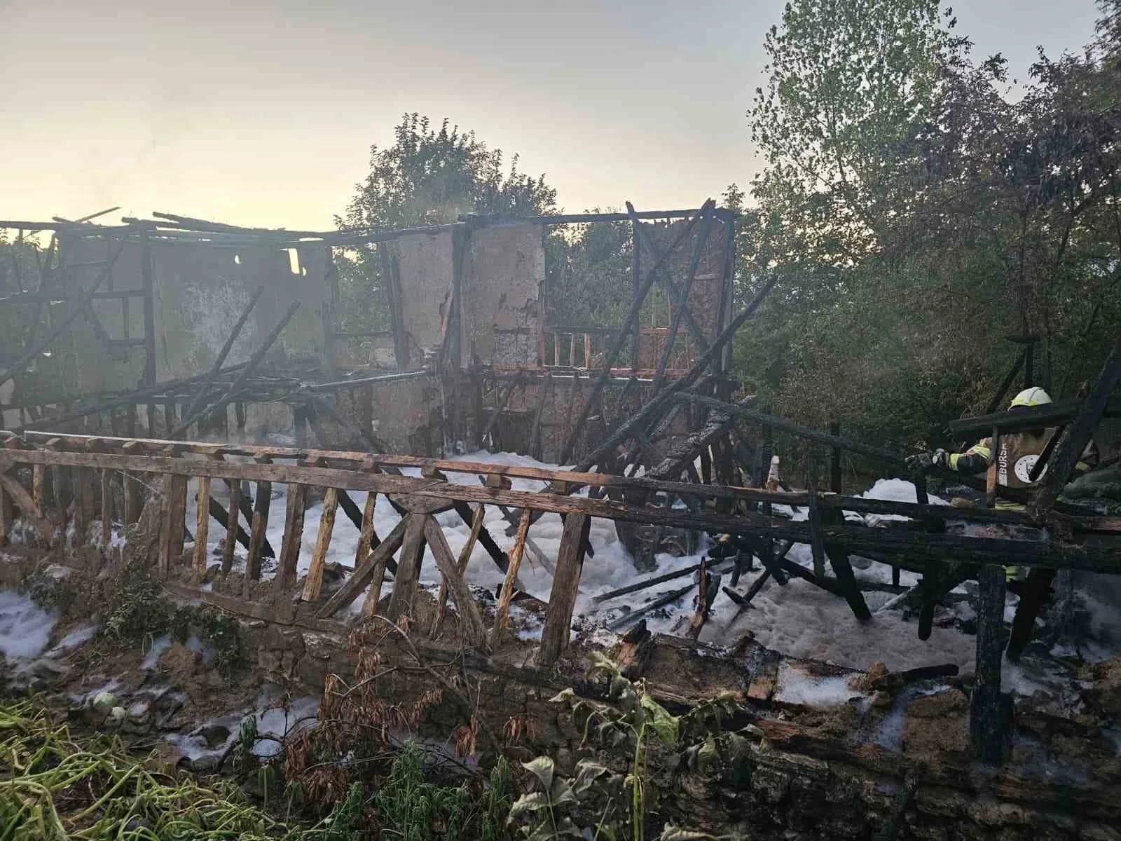 Bursa’da metruk bina alevlere teslim oldu