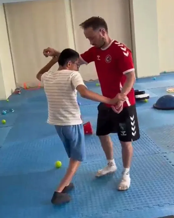 Körfez’in özel sporcularından zafer pozu