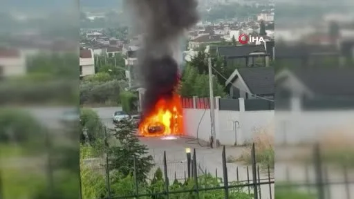 Park halindeki araç alev alev yandı