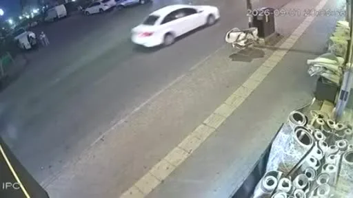 Bursa’da otomobil ile çarpışan motokurye yaralandı