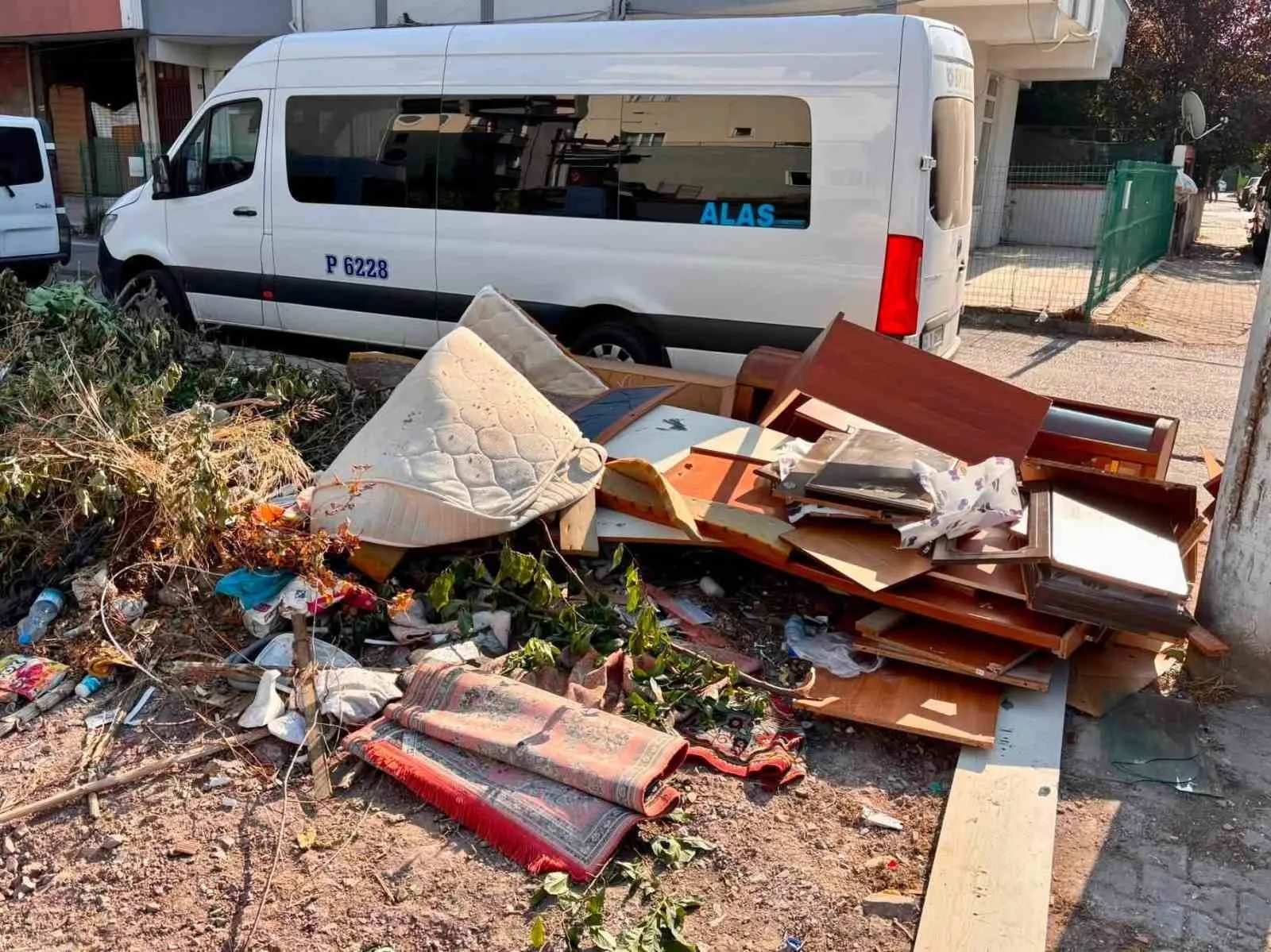 Körfez’de çevreye atık bırakanlar kameraya yakalanıyor