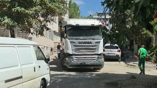 Maltepe’de dar sokakta inşaat çilesi: Mikserler yolu kapattı, sürücüler kornalarla isyan etti