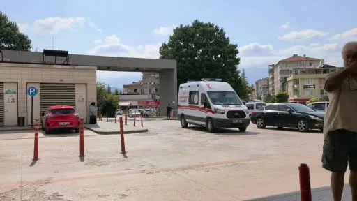 Ellerini zincire sıkıştıran adamın 6 parmağı koptu