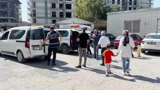 Polis kılığında yaşlı kadını dolandıran 2 şüpheli tutuklandı
