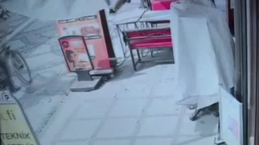 İş yerinin tabela ve tentesine çarptı, alkolmetreyi üflemek yerine içine çekti