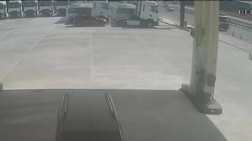 Kamyonet tadilatta olan benzinliğe uçtu
