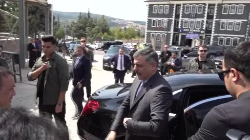 Bakan Çiftçi, Ertuğrul Gazi Türbesi’ni ziyaret etti, hafızlık öğrenimi gören öğrenciye bisiklet hediye etti