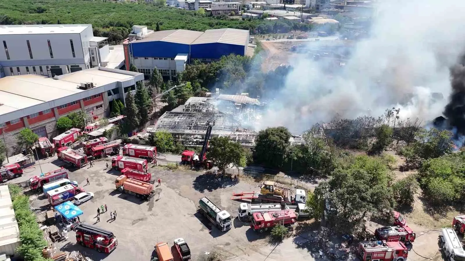 Tuzla’daki fabrika yangını kısmi olarak kontrol altına alındı