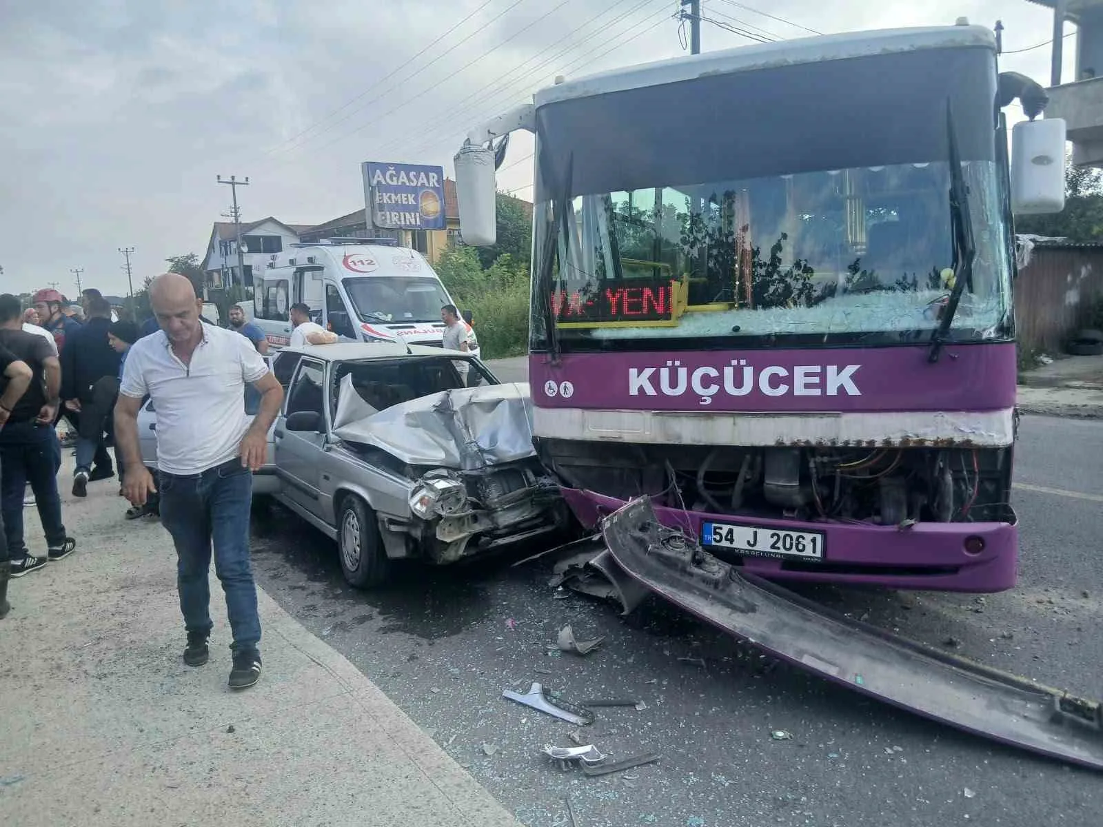 Sakarya’da halk otobüsü ile otomobil çarpıştı: 6 yaralı