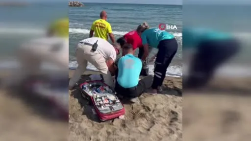 Denizde hareketsiz bulunan vatandaş için dakikalarca kalp masajı yapıldı