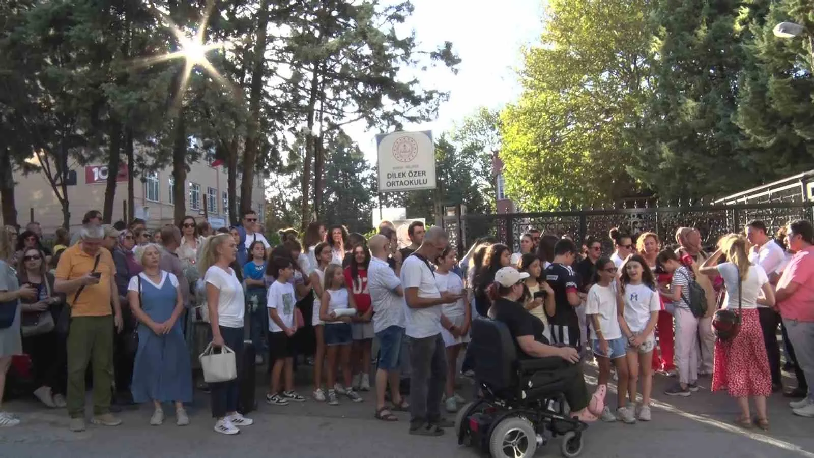 Dilek Özer Ortaokulu velileri okul önünde toplandı: "Çocuklarımız güvende olsun"
