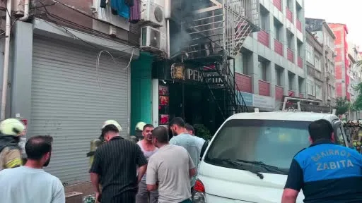 Bakırköy’de bir otelde yangın çıktı, çok sayıda kişinin tahliye edildiği yangına ekiplerin müdahalesi devam ediyor