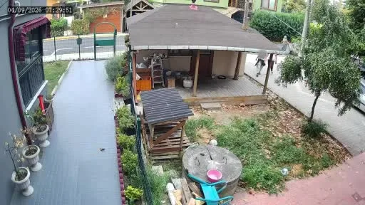 Hırsızlık avı kamerada: Bahçeleri tek tek gezip tava, tüp, yağ ne varsa çaldılar