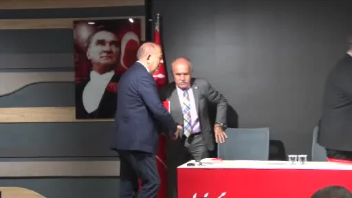 CHP İstanbul İl Başkanı Gürsel Tekin: "Cumhuriyet Halk Partisi belediyelerine dokunmanın çok kolay olmayacağını herkes bilecektir"