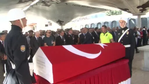 Şehit polisi son yolculuğuna meslektaşları uğurladı