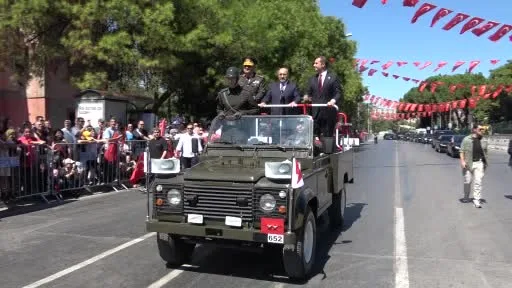 Dana derisini giyip, at kılından bıyık taktılar