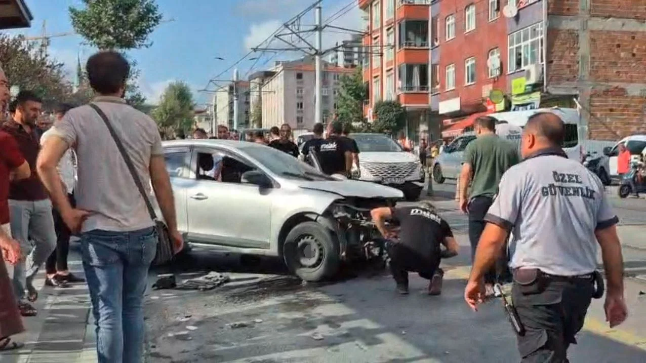 Güngören’de otomobil kaldırıma çıktı: 2 yayaya çarptı