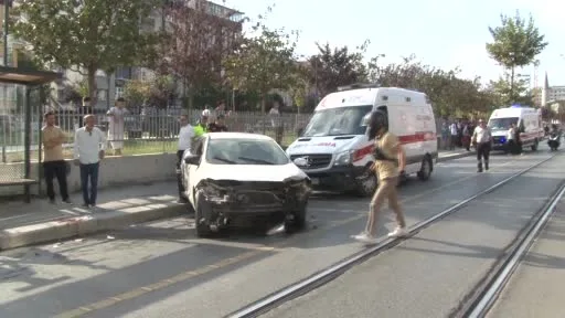 Güngören’de kaldırıma çıkan otomobil yayalara çarptı: 4 yaralı