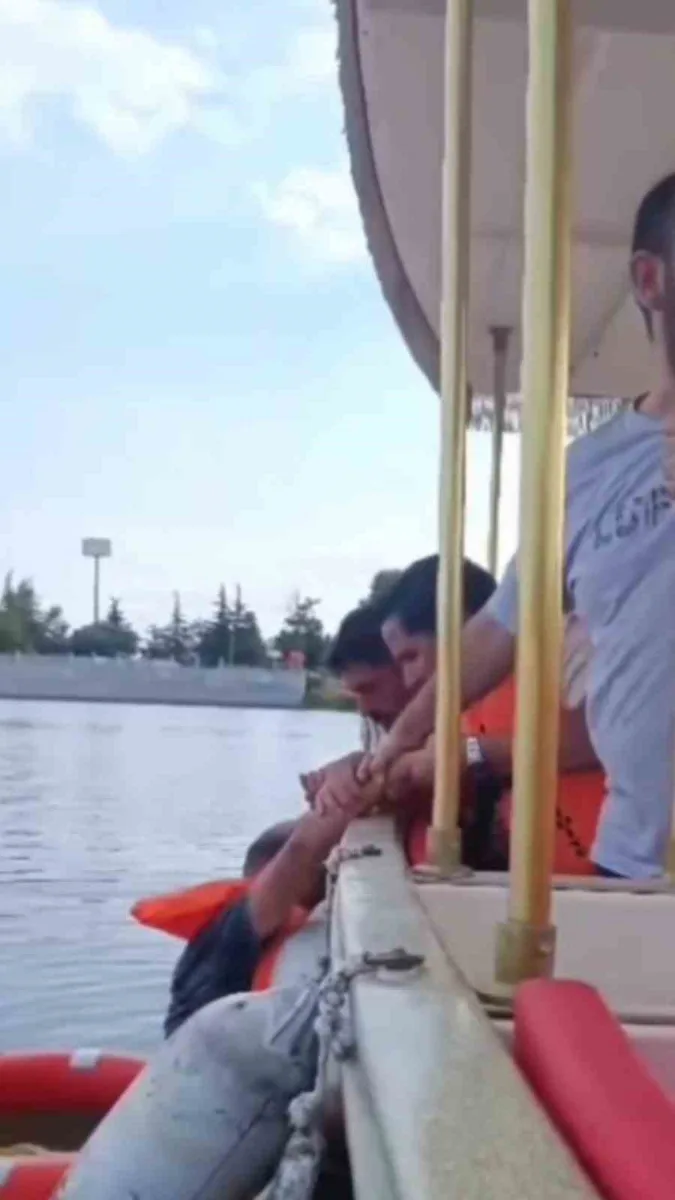 Köprüden nehre düşen adamı, gezi teknesindeki vatandaşlar kurtardı