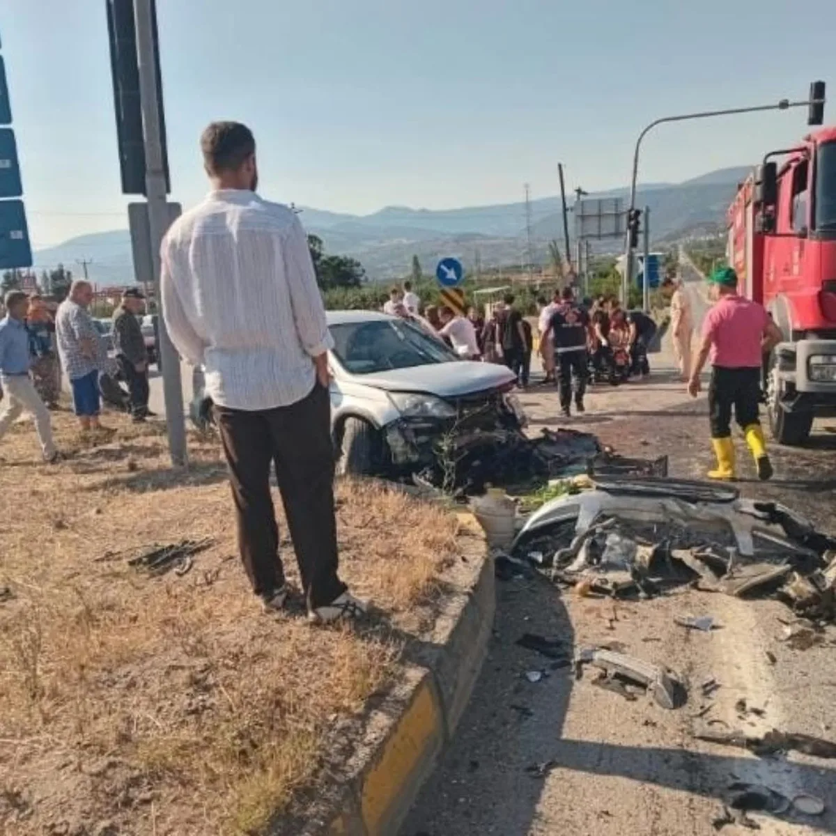 Hafif ticari araç ile SUV kafa kafaya çarpıştı: 6 yaralı