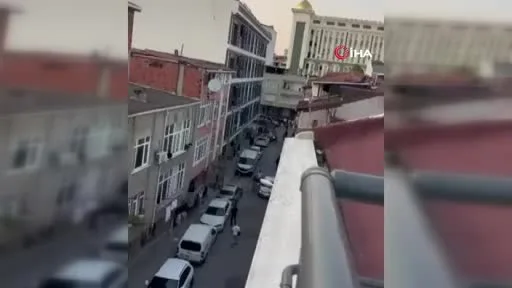 Küçükçekmece’de silahlı kavga: Yoldan geçen 1’i çocuk 2 kişi yaralandı