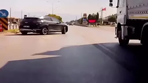 Kırmızı ışık ihlali yapan cipe motosiklet çarptı: Ölümden döndü