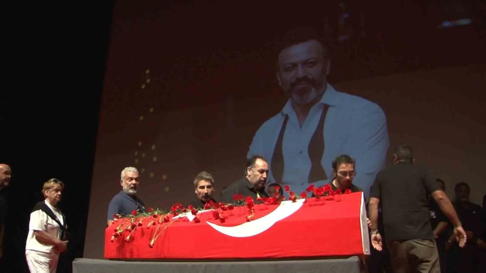 Özlem Esmergül, erkek arkadaşı Serhat Kılıç’ı gözyaşları içinde uğurladı