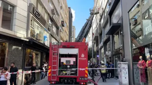 Şişli’de binada yangın paniği: Birinci kattan atlayan kişi yaralandı
