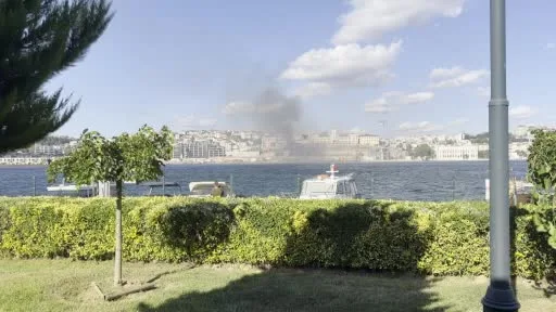Kasımpaşa Tüneli yanında çıkan yangın korkuttu