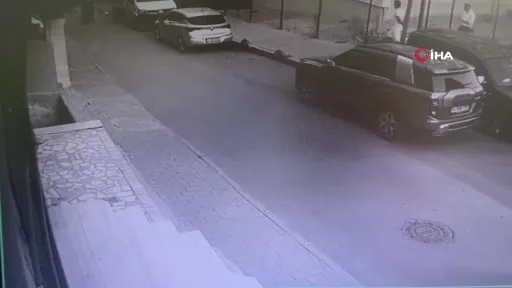 Küçükçekmece’de biri çocuk iki kişinin silahla yaralandığı anların güvenlik kamerası görüntüleri ortaya çıktı