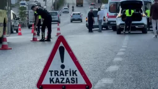 Otomobilin çarptığı genç motosiklet sürücüsü yola savruldu