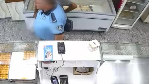 Baklavacıda sadaka kutusunu çalan hırsız kameralara yansıdı