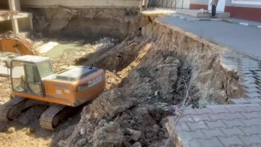 Okulun yanındaki inşaat, bahçesinin çökmesine sebep oldu