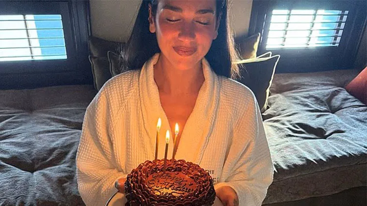 Yeni yaşına evli bir kadın olarak girdi: İlk öpücük taze damattan!