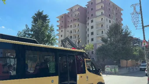 Küçükçekmece’de yıkımı yapılan bina böyle çöktü