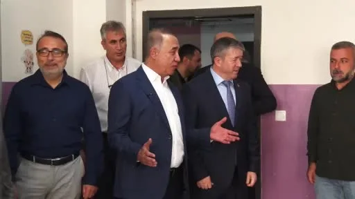 Sultangazi Belediyesi’nden ilkokula başlayan öğrencilere çanta ve kırtasiye seti sürprizi