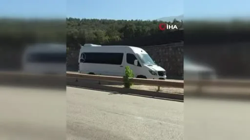 Ters şeride giren servis minibüsü tehlike saçtı