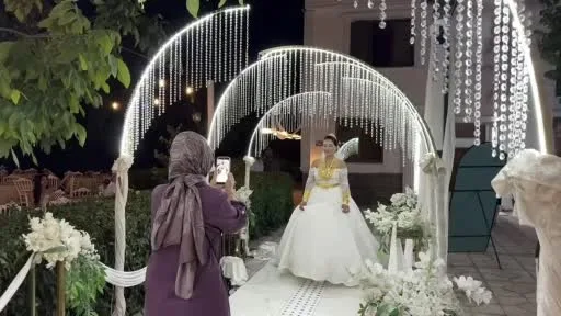 10 yıllık evlilikte sürpriz: Yeniden gelinlik giyip nikah tazeledi