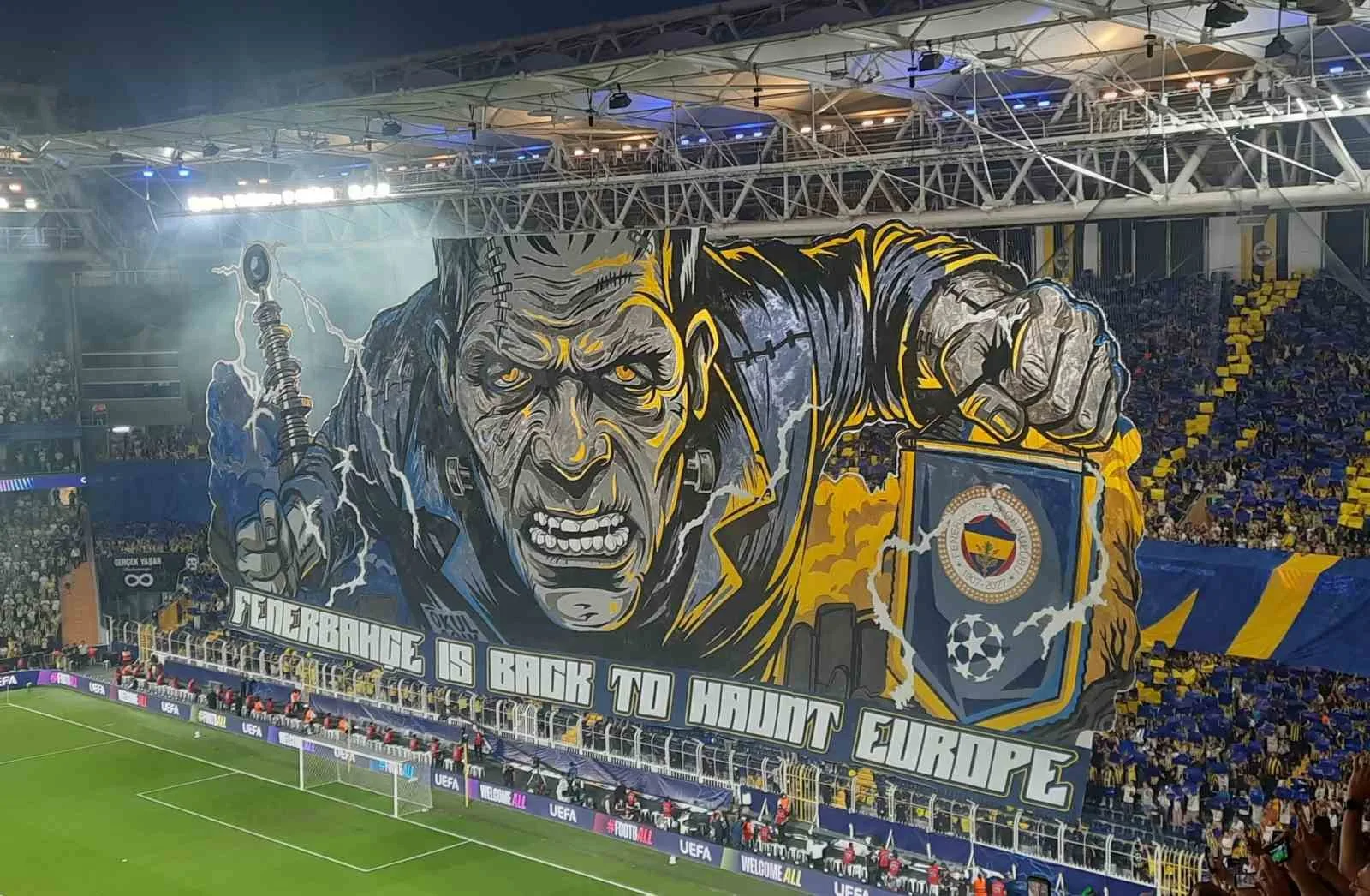 Fenerbahçe taraftarından Şampiyonlar Ligi ilk maçına özel koreografi
