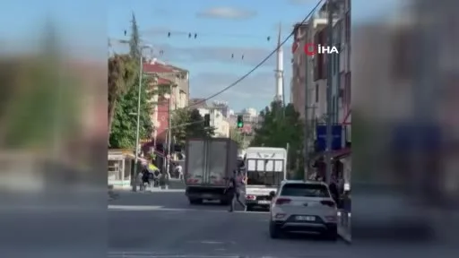 Küçükçekmece’de sürücüsüz kamyonet yokuş aşağı kayıp araçlara çarptı: O anlar kamerada