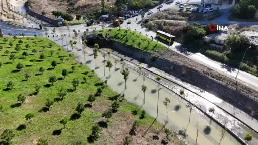 Başakşehir’de ana ishale hattındaki su borusu patladı, tonlarca su ortalığı göle çevirdi